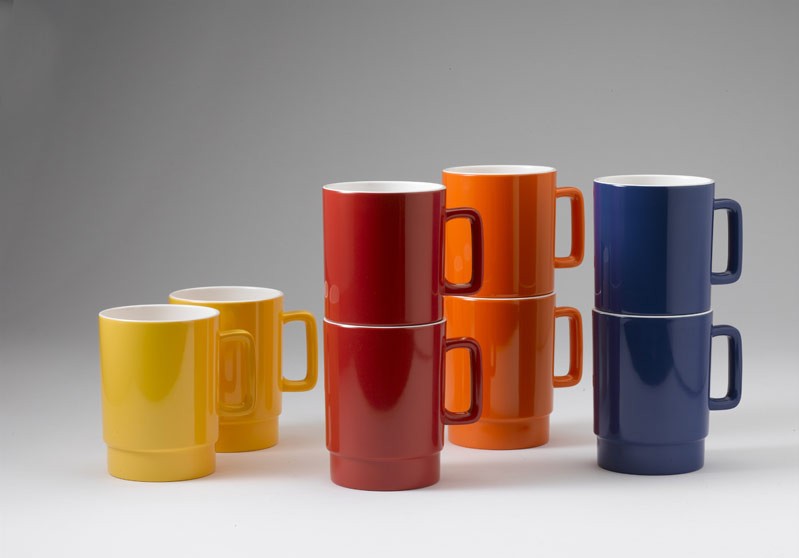 Camping-Geschirr 4 stapelbare Henkelbecher in verschiedenen Farben aus